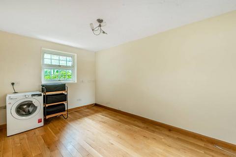 4 bedroom flat to rent, Westbury Lodge Close, Pinner, HA5