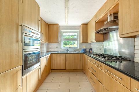 4 bedroom flat to rent, Westbury Lodge Close, Pinner, HA5