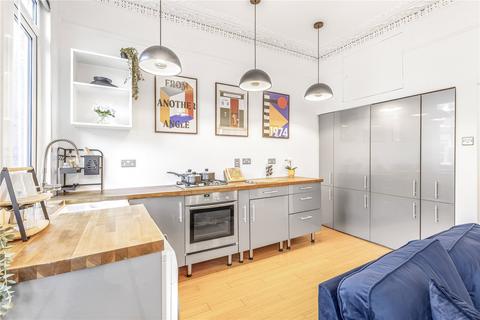 2 bedroom flat for sale, Mayflower Road, London, SW9