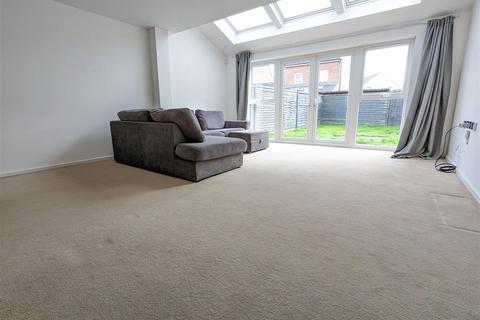 3 bedroom semi-detached house to rent, River View Drive, Salford