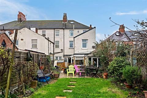 5 bedroom end of terrace house for sale, Princes Avenue, WITHERNSEA