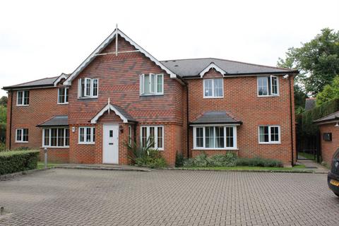 2 bedroom semi-detached house to rent, Barley Mow Road, Egham TW20