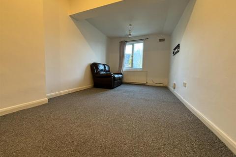 2 bedroom flat to rent, Peel Street, Hull