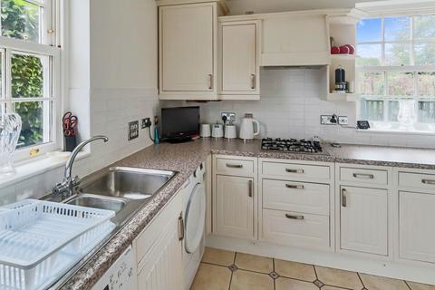 8 Wallace Square, Coulsdon, CR5 1RS