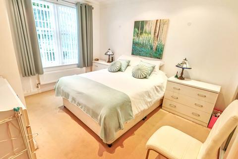 8 Wallace Square, Coulsdon, CR5 1RS