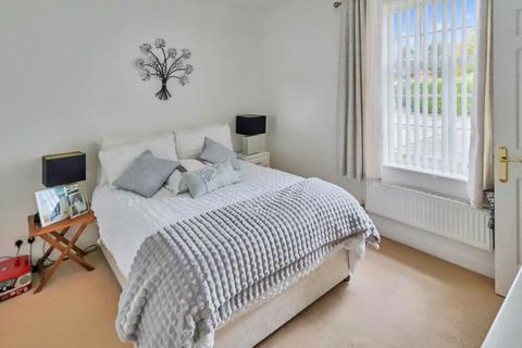 8 Wallace Square, Coulsdon, CR5 1RS