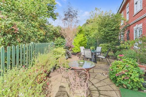 8 Wallace Square, Coulsdon, CR5 1RS