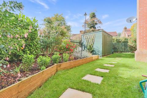 8 Wallace Square, Coulsdon, CR5 1RS