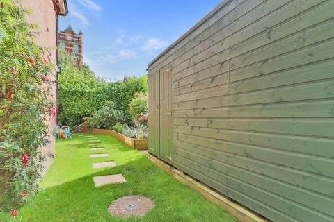 8 Wallace Square, Coulsdon, CR5 1RS