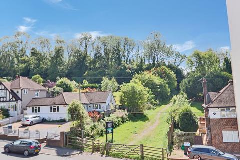 93 Mead Way, Coulsdon, CR5 1PQ