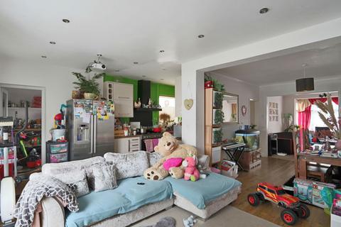 7 June Close, Coulsdon, CR5 2QR