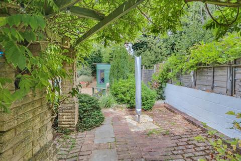 88 Ellis Road, Coulsdon, CR5 1BZ