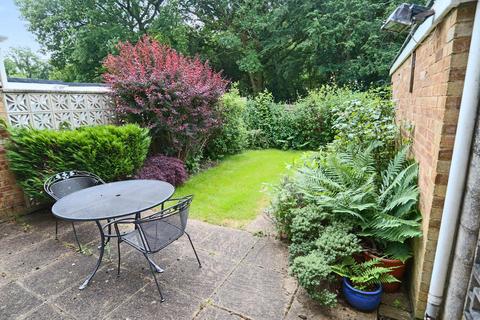 25 Old Fox Close, Caterham, CR3 5QU