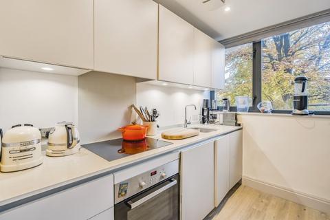 2 bedroom flat to rent, Chiswick High Road London W4