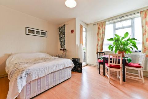 Studio to rent, Patmore Estate, Nine Elms, London, SW8