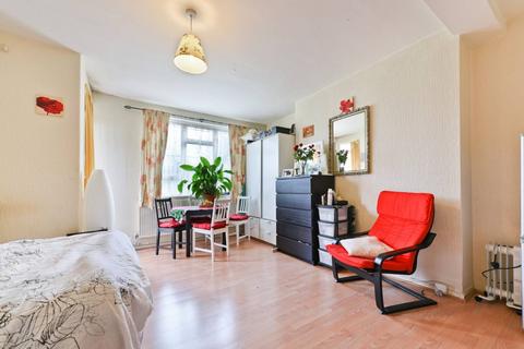 Studio to rent, Patmore Estate, Nine Elms, London, SW8