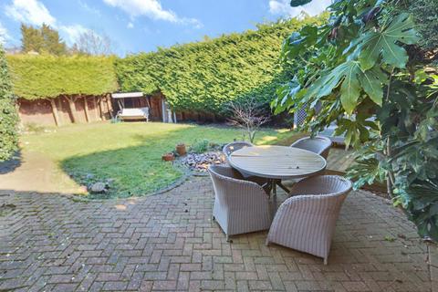 10 Larkin Close, Coulsdon, CR5 2LS