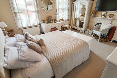 27 Highfield Road, Caterham, CR3 6QX