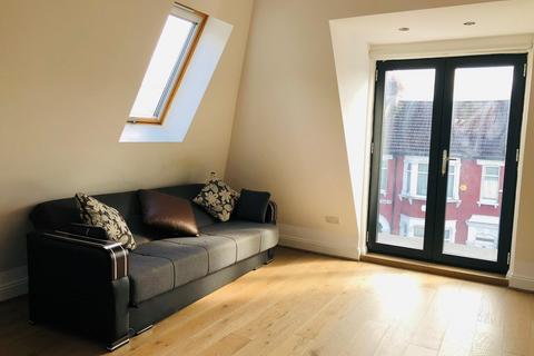 3 bedroom flat to rent, Willoughby Road, London N8