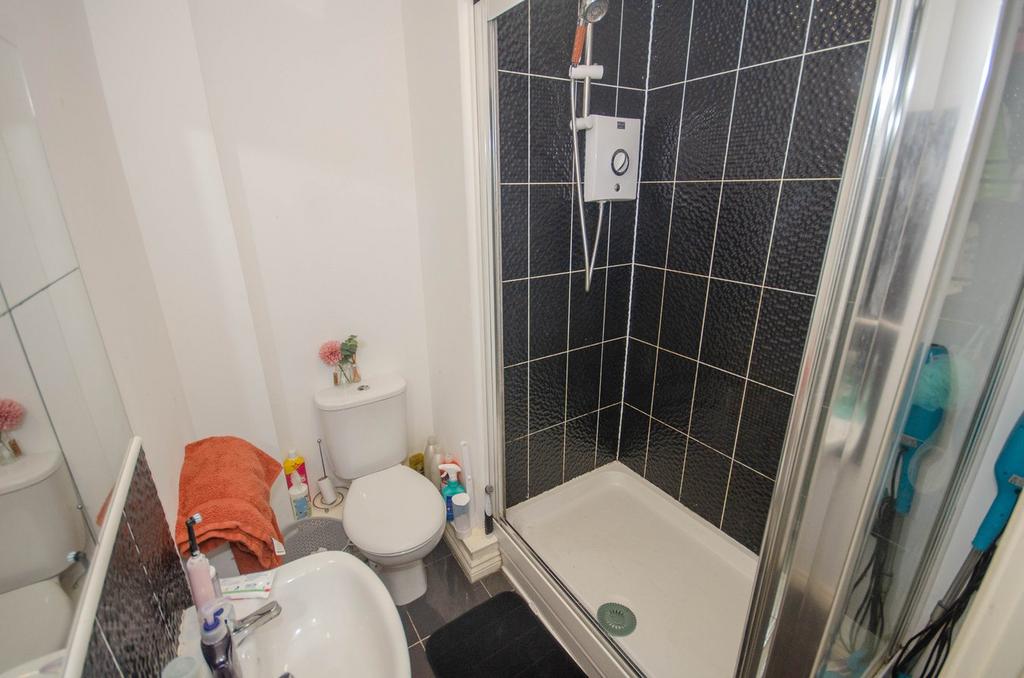 24 Kirkistown Close En Suite Brown and Cockerill