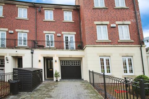 3 bedroom terraced house to rent, Castle Lodge Avenue, Leeds LS26