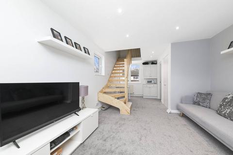 1 bedroom flat to rent, East Smithfield, Tower Hill, London, E1W