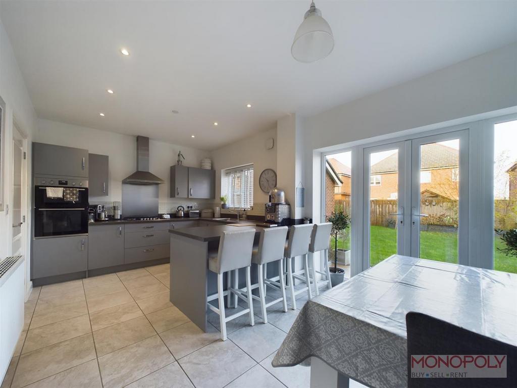 Open plan kitchen/dining/living room