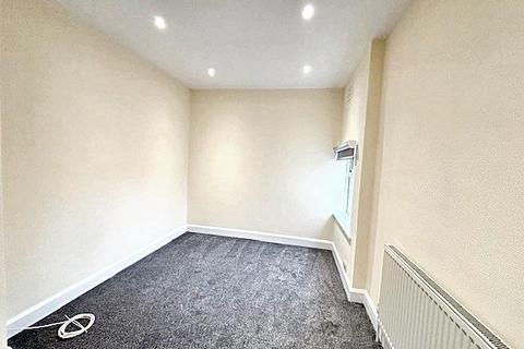 3 bedroom flat to rent, Madrid Road, Guildford GU2