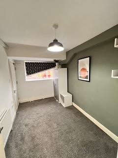 5 bedroom terraced house to rent, Hamilton Drive, Tividale B69