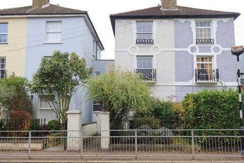 4 bedroom semi-detached house to rent, Windmill Street, Gravesend, Kent