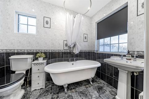 65 Bassetts Way, Farnborough, Orpington, BR6 7AG