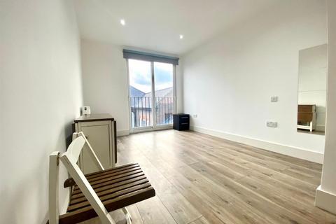 Studio to rent, Luminaire Apartments, Kilburn High Road, London