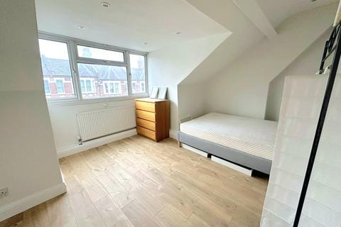 1 bedroom in a house share to rent, Archway Road, Highgate, N6