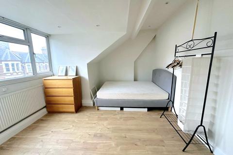 1 bedroom in a house share to rent, Archway Road, Highgate, N6