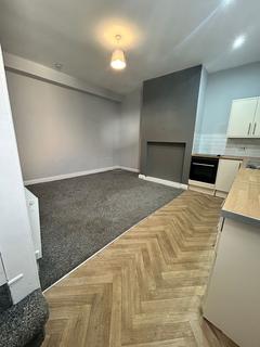 2 bedroom end of terrace house to rent, Lees Hall Road, Dewsbury, WF12