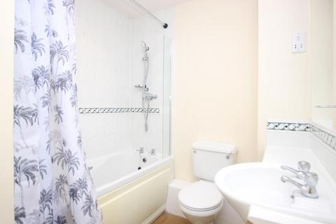 3 bedroom flat to rent, Wren Close, Bristol BS16