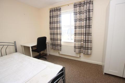 3 bedroom flat to rent, Wren Close, Bristol BS16