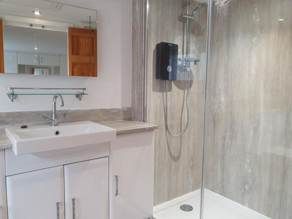 Ensuite shower.jpg