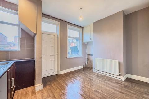 3 bedroom terraced house to rent, Pearl Street, Batley