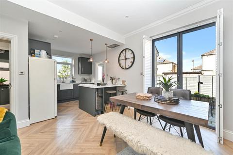 43 Ashtofts Mount, Guiseley, Leeds, LS20 9DB