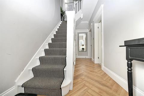 43 Ashtofts Mount, Guiseley, Leeds, LS20 9DB