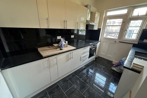 2 bedroom ground floor flat to rent, Edgwarebury Lane, Edgware, HA8