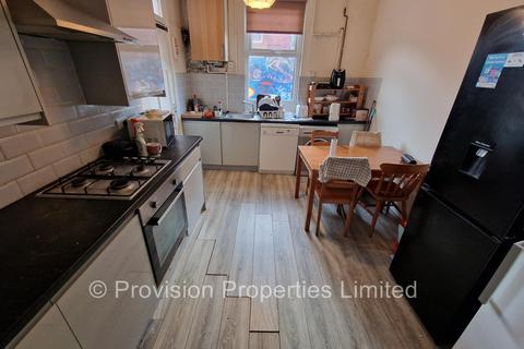 7 bedroom terraced house to rent, Brudenell Road, Hyde Park LS6