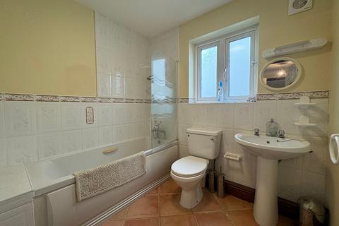 8 Clos Winifred, Borth, SY24 5LE