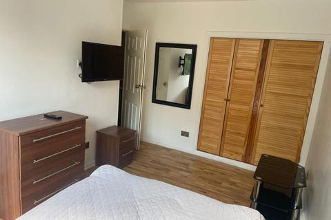 1 bedroom in a flat share to rent, Ibsley Gardens, SW15 4NG