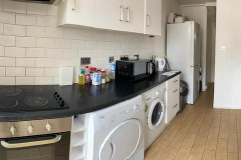 1 bedroom in a flat share to rent, Ibsley Gardens, SW15 4NG