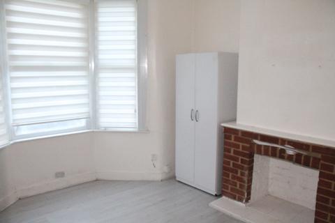 4 bedroom terraced house to rent, Edmonton , N9 9DW