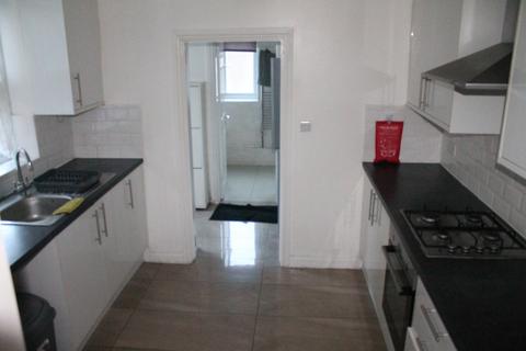 4 bedroom terraced house to rent, Edmonton , N9 9DW