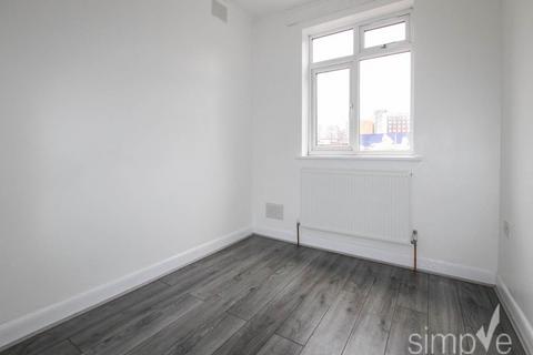 2 bedroom flat to rent, Nestles Avenue, Hayes, Middlesex