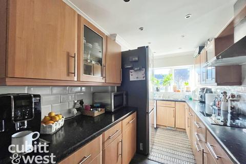 3 bedroom end of terrace house to rent, Colebrook Avenue Portsmouth PO3